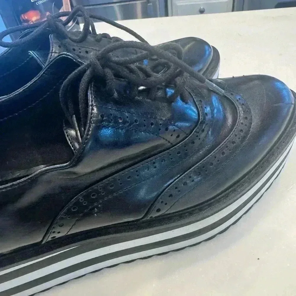 Aldo women’s platform leather wingtips / black & white sole size 9